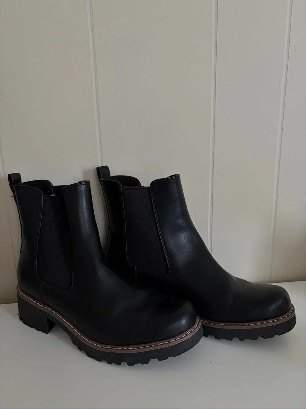 Universal Threads Classic Black Chelsea Lug-Soled Ankle Boots - Women's 8